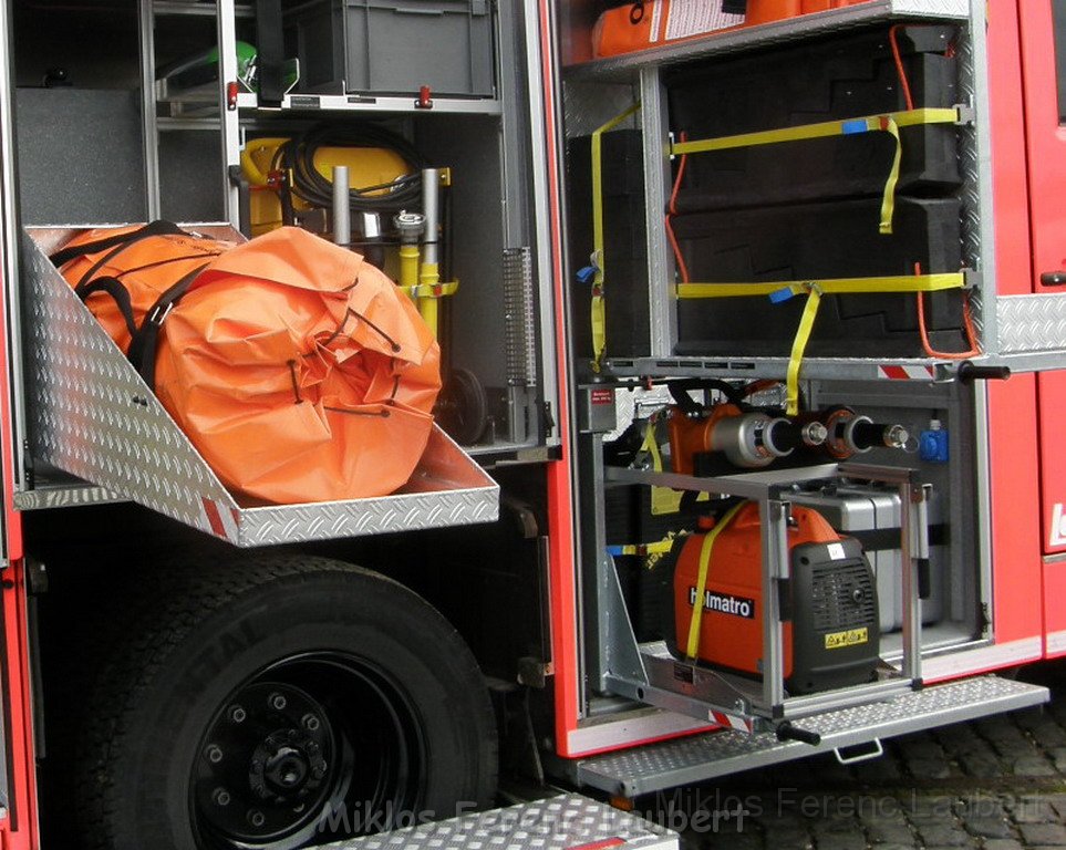 Neue LF`s fuer Koeln Uebergabe in Koeln Deutz an den Wachen  P021.JPG